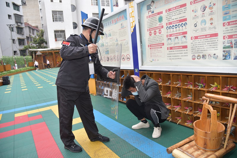 东坪镇闵家幼儿园开展反恐防暴演练活动